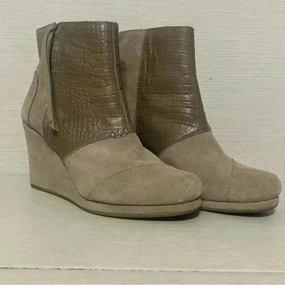 Tan crocodile patterned Toms suede boots - Picture 3 of 12
